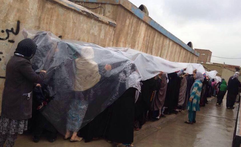 Donne afghane in fila per il voto